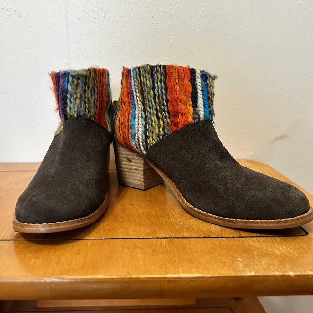 NWT TOMS Chelsea Boot Brown “Leila” Size 5 five